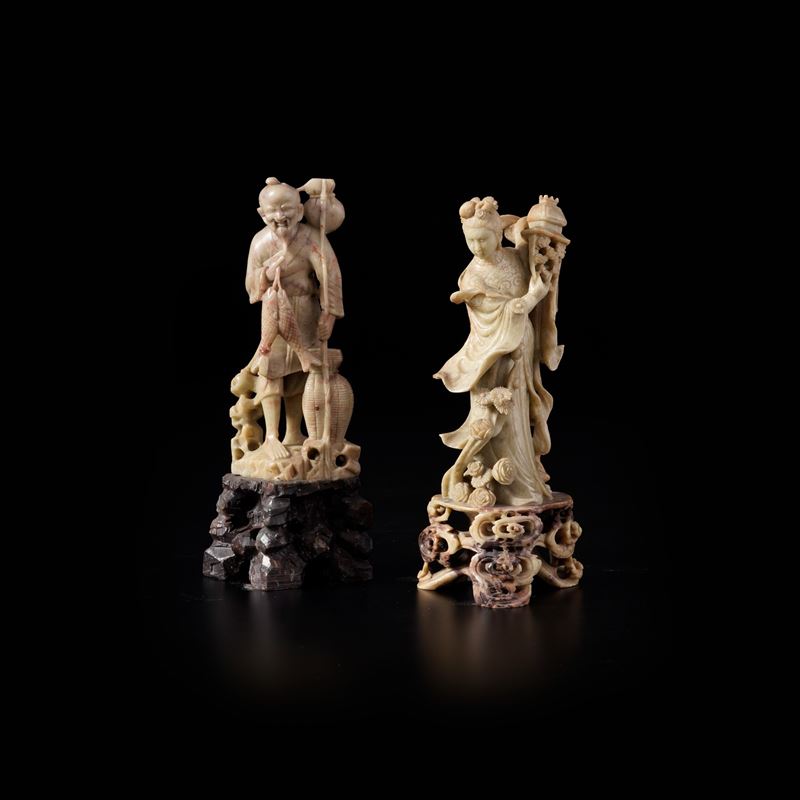 Lotto composto da 2 statuine orientali in pietra dura