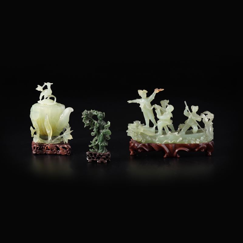 Lotto composto da n. 2 statuine orientali in giadeite? e n. 1 statuina orientale in giada spinaci...