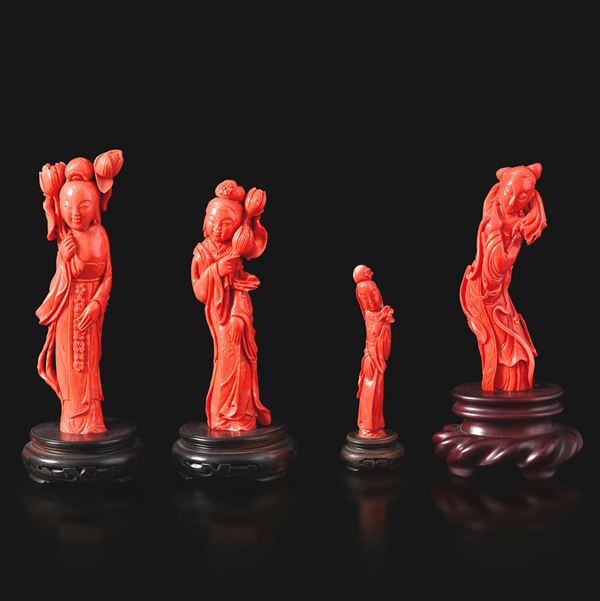 Lotto composto da quattro figure di Guanyin in corallo, Cina, Dinastia Qing, XIX secolo