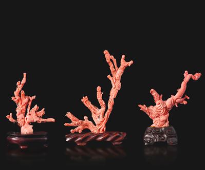 Cina (Dinastia Qing), Composizione in corallo con tre figure raffiguranti personaggi e fiori, scu...