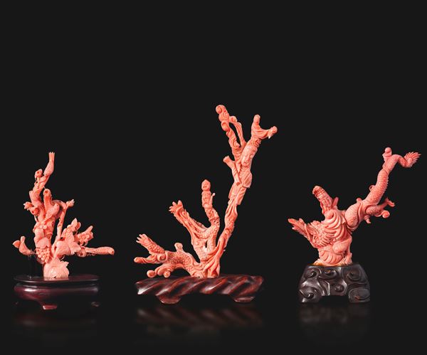 Lot comprising three carved coral figures depicting figures and flowers, China, Qing Dynasty, 19th century.