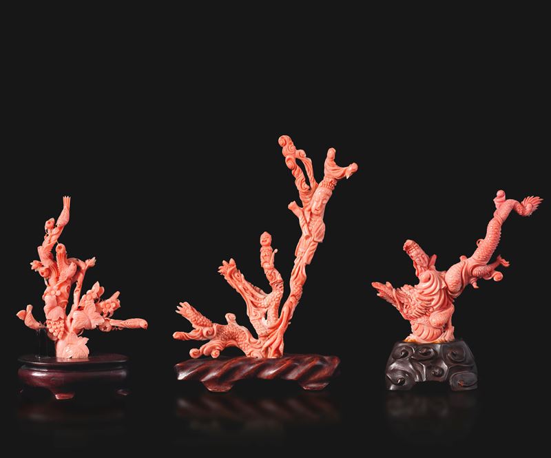 Lotto composto da tre figure in corallo raffiguranti personaggi e fiori, Cina, Dinastia Qing, XIX secolo  - Asta Fine Asian Works of Art - Cambi Casa d'Aste
