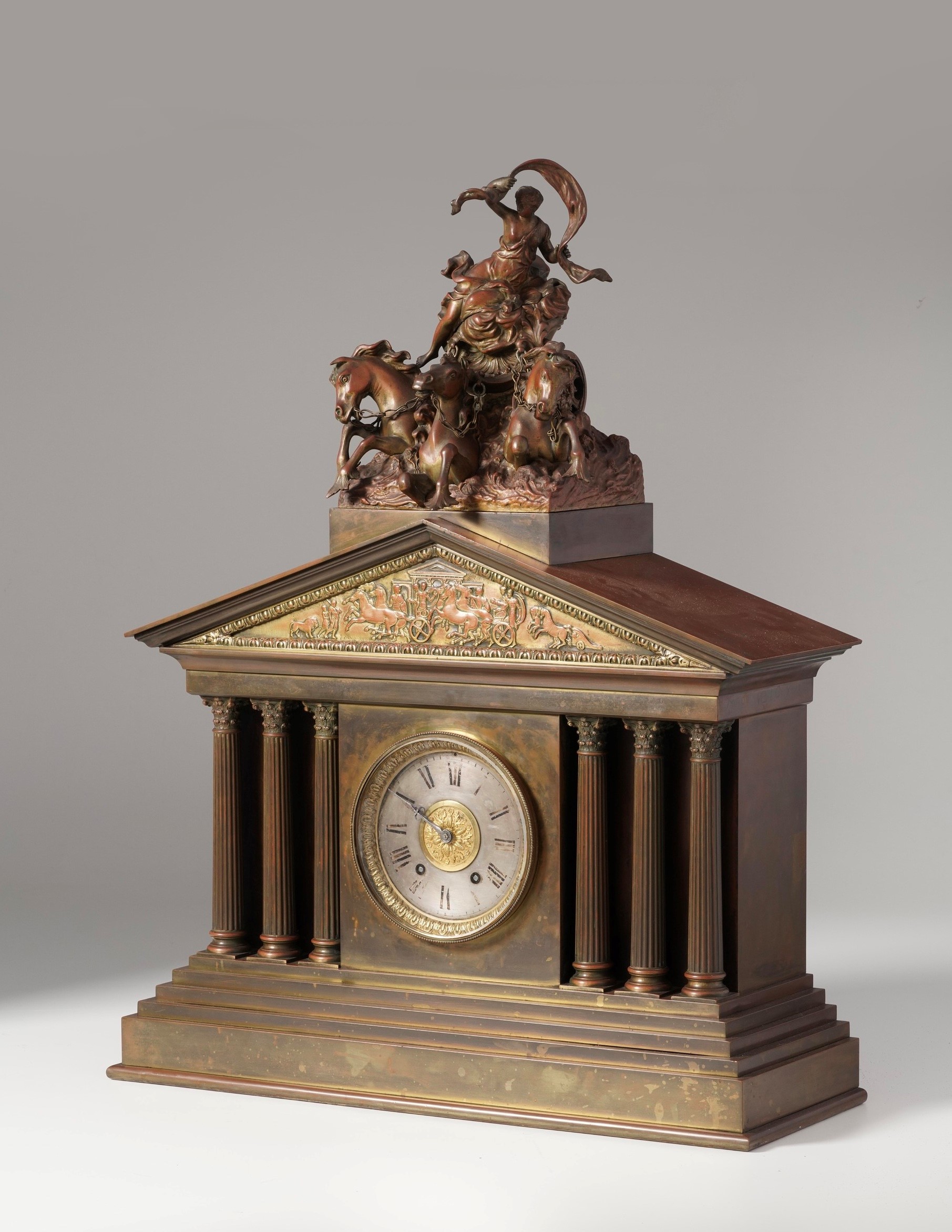 Grande orologio architettonico da tavolo in bronzo. XIX secolo