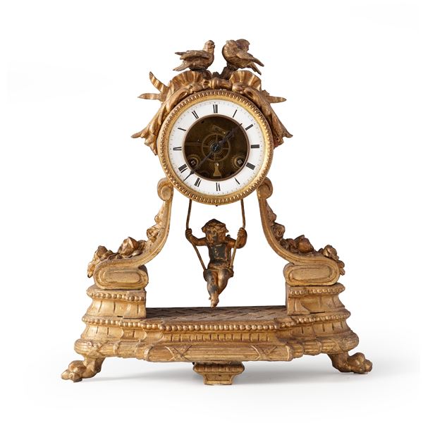 Pendola da tavolo in metallo dorato. Francia XIX secolo
