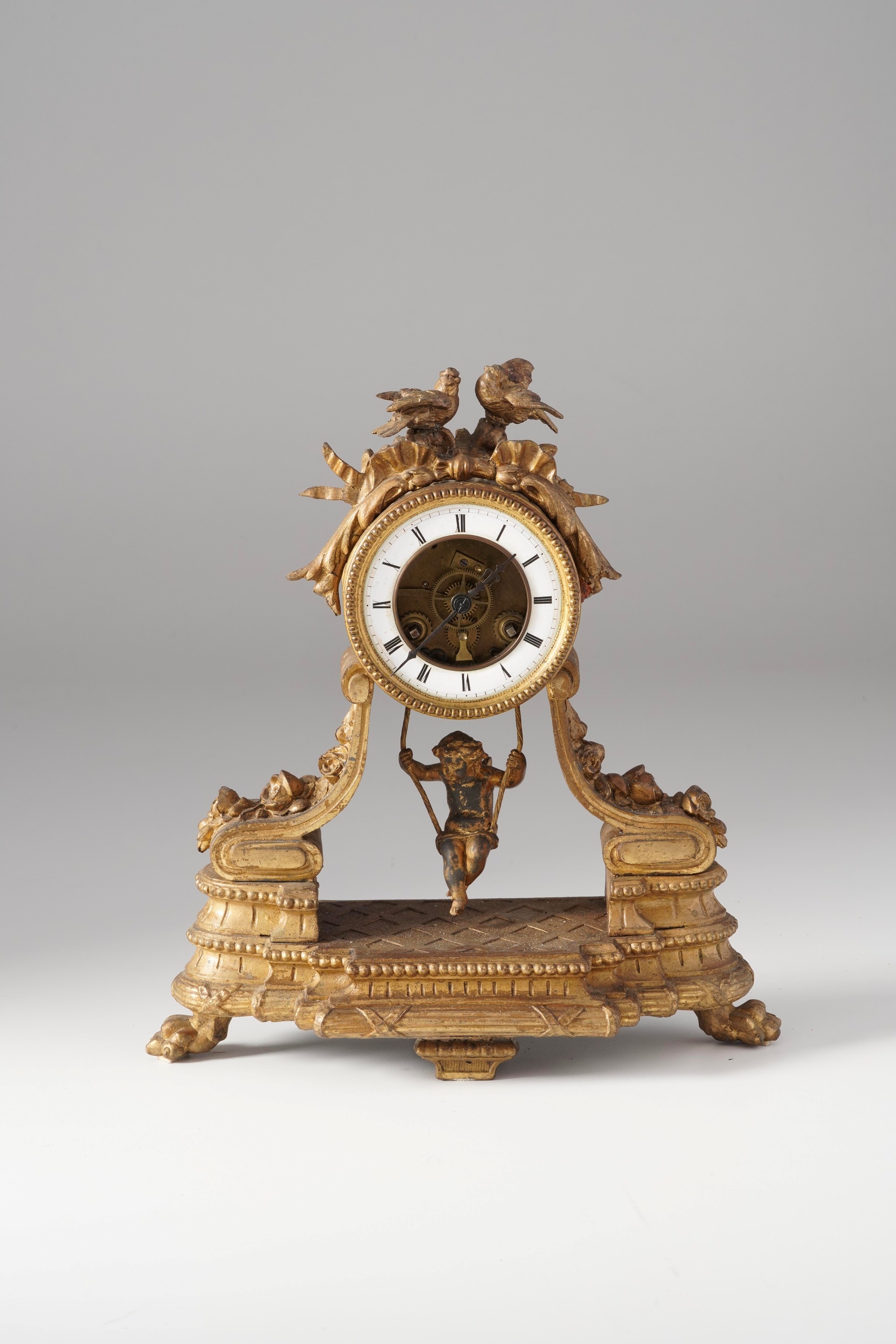 Pendola da tavolo in metallo dorato. Francia XIX secolo