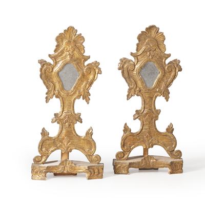 Coppia di cornici da reliquiario, legno intagliato e dorato con profili sagomati e decorazione ro...