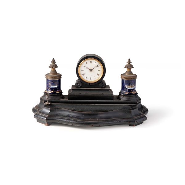 Calamaio con orologio in legno ebanizzato. XIX-XX secolo