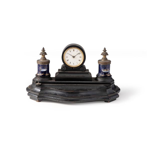 Calamaio con orologio in legno ebanizzato. XIX-XX secolo