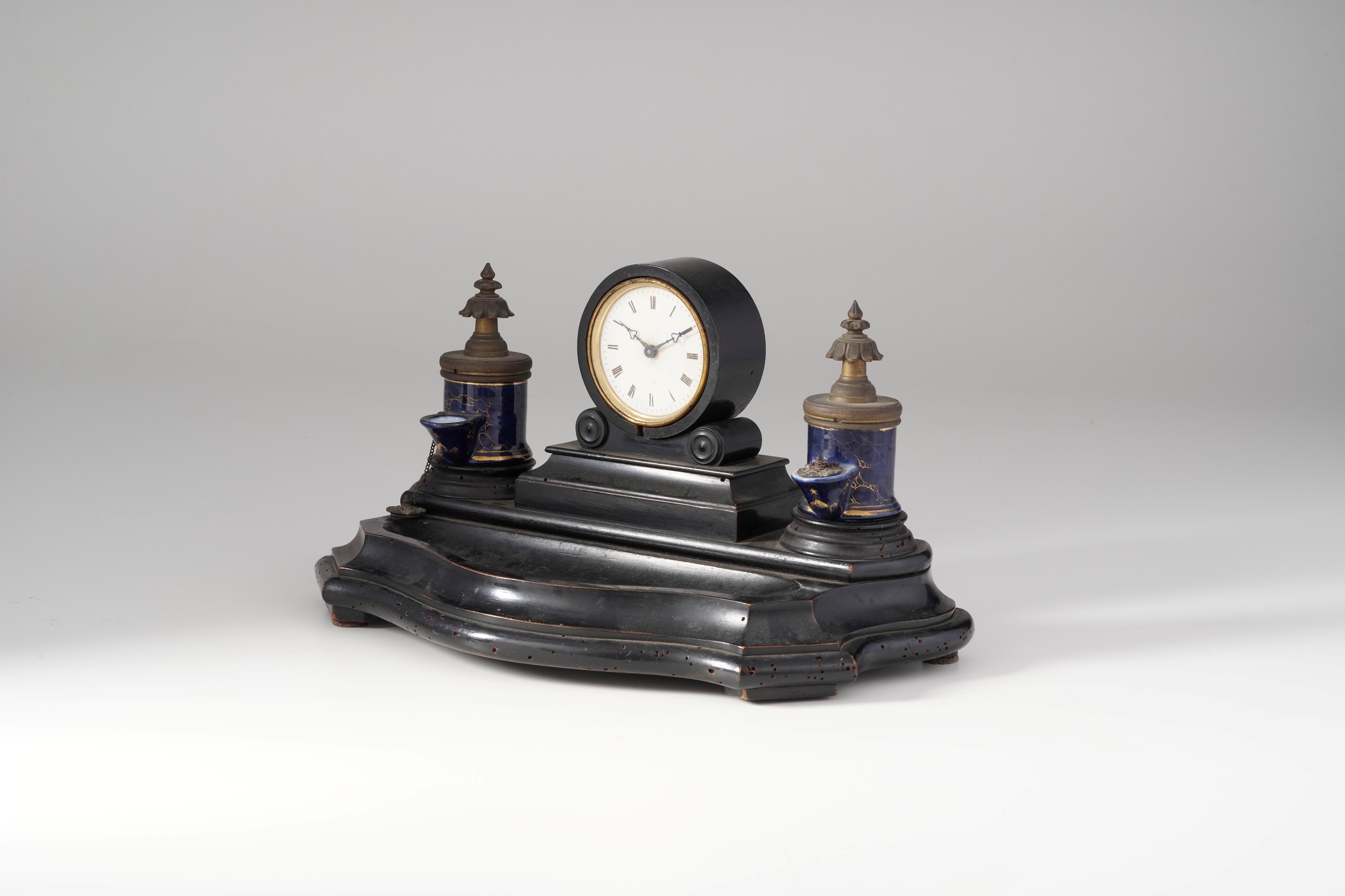 Calamaio con orologio in legno ebanizzato. XIX-XX secolo