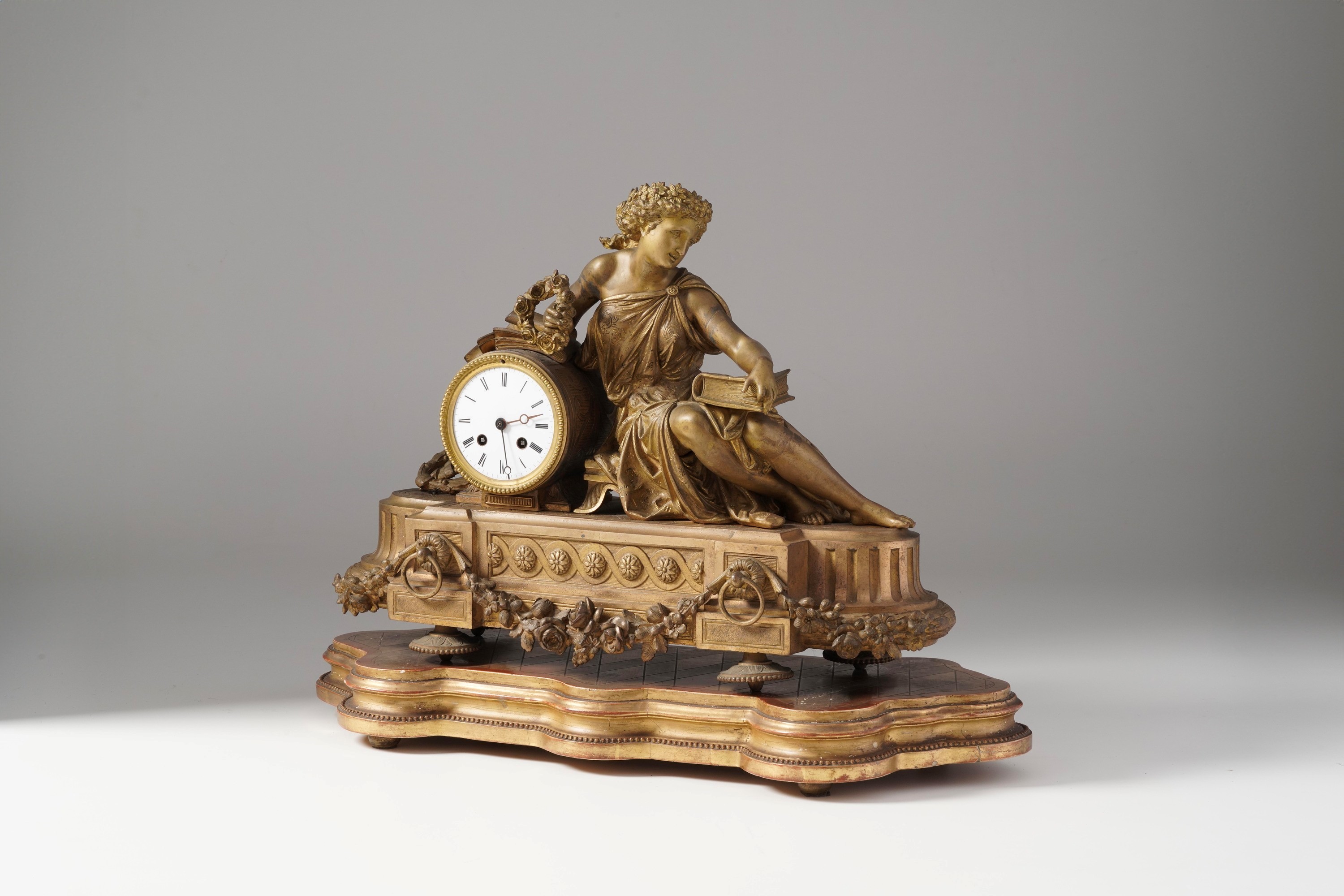 Pendola da tavolo in antimonio dorato, allegoria della lettura, Francia XIX-XX secolo