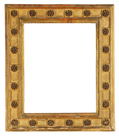 Cornice, Italia XIX secolo, legno intagliato e dorato con fascia decorata a fiori in rilievo