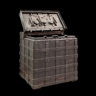 Baule forziere, legno rivestito in lamiera di ferro, Germania, XVII secolo