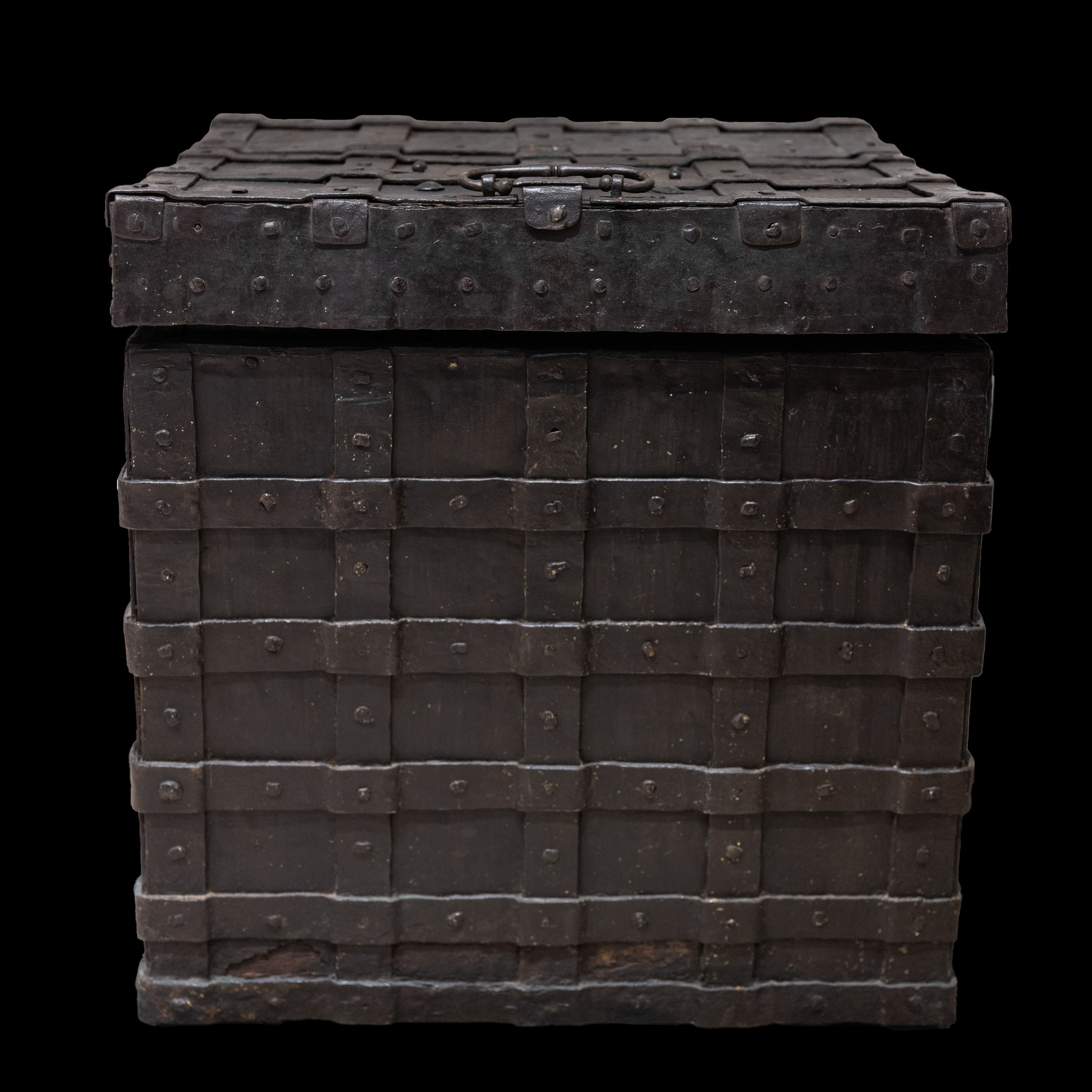 Baule forziere, legno rivestito in lamiera di ferro, Germania, XVII secolo