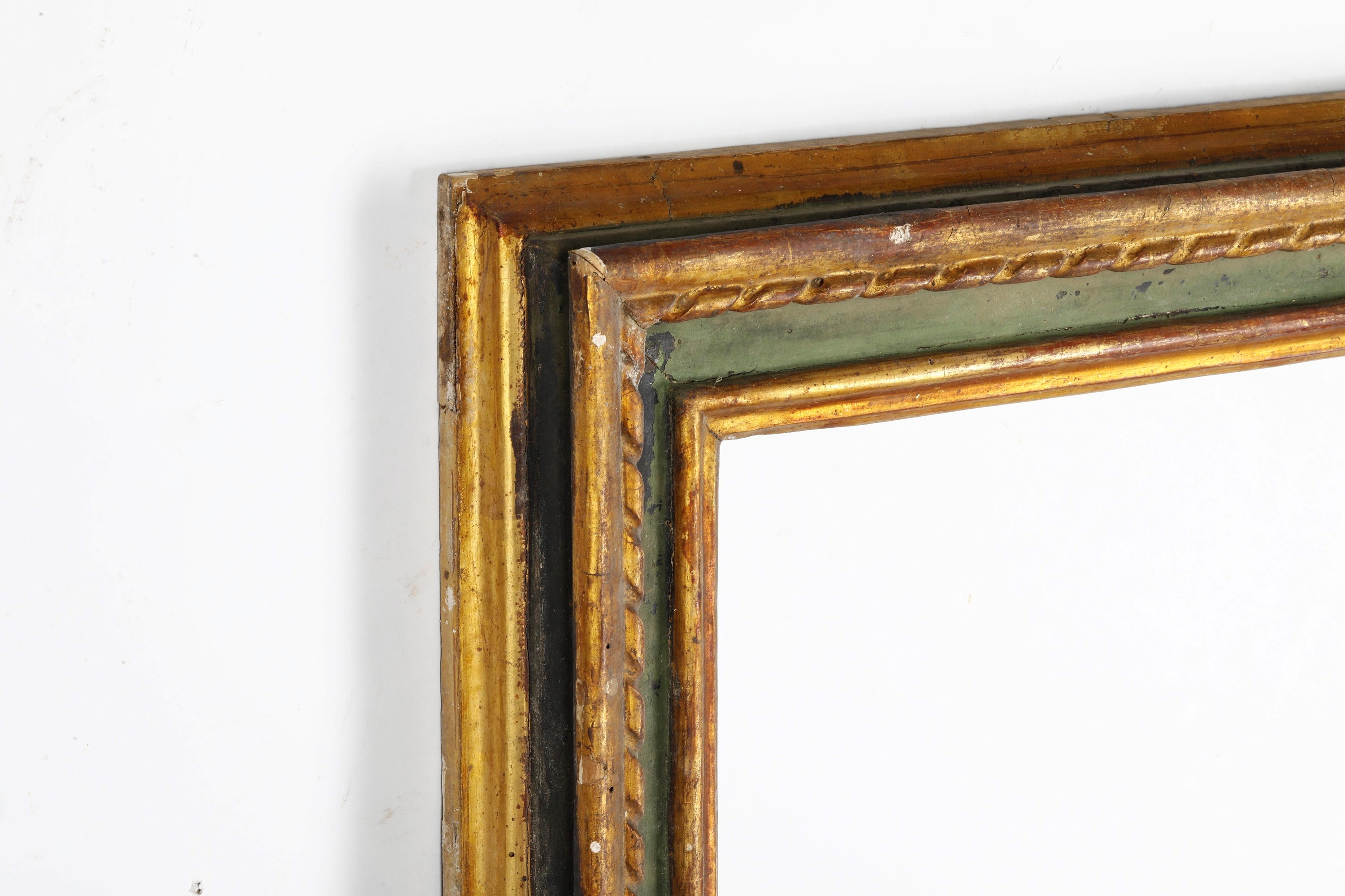 Cornice, XVIII secolo in legno dipinto e dorato