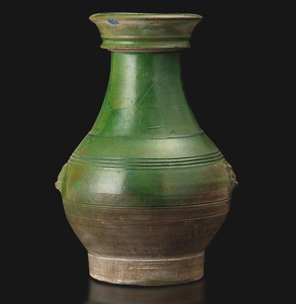 Vaso in terracotta sui toni del verde con decori geometrici incisi e maschere taotie, Cina, Dinastia Ming, XVII secolo