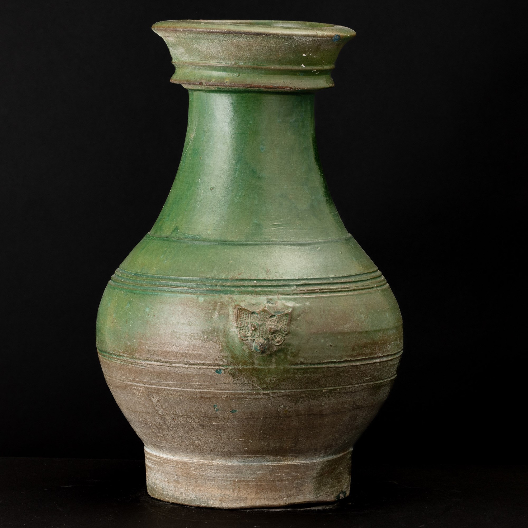Vaso in terracotta policroma verde con decori geometrici incisi e maschere taotie, Cina, Dinastia...