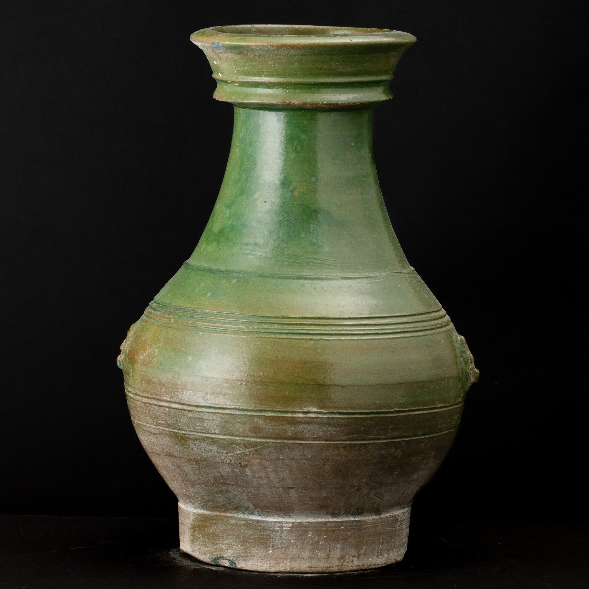 Vaso in terracotta policroma verde con decori geometrici incisi e maschere taotie, Cina, Dinastia...
