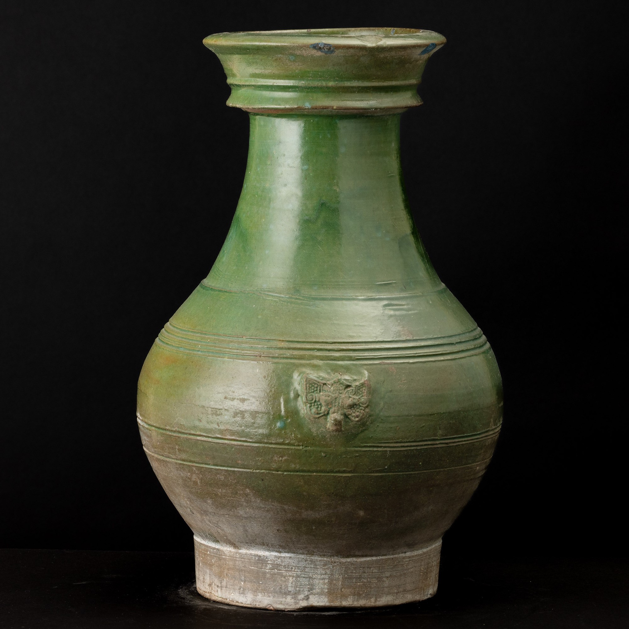 Vaso in terracotta policroma verde con decori geometrici incisi e maschere taotie, Cina, Dinastia...
