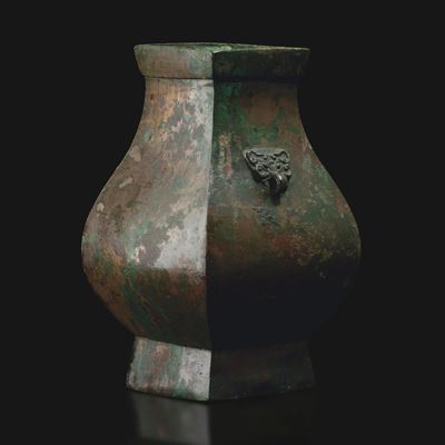 Vaso rituale hu, bronzo con decorazioni a maschere taotie, Cina, Dinastia Han (206 a.C - 220 d.C)