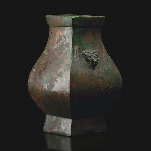 Vaso rituale Hu in bronzo con decori raffiguranti maschere taotie, Cina, Dinastia Han (206 a.C - 220 d.C)