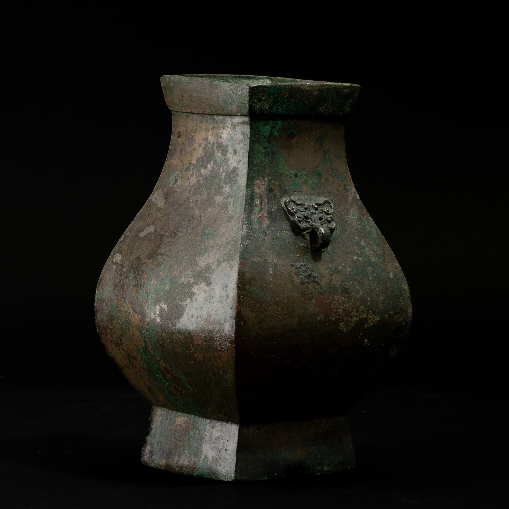 Vaso rituale hu, bronzo con decorazioni a maschere taotie, Cina, Dinastia Han (206 a.C - 220 d.C)