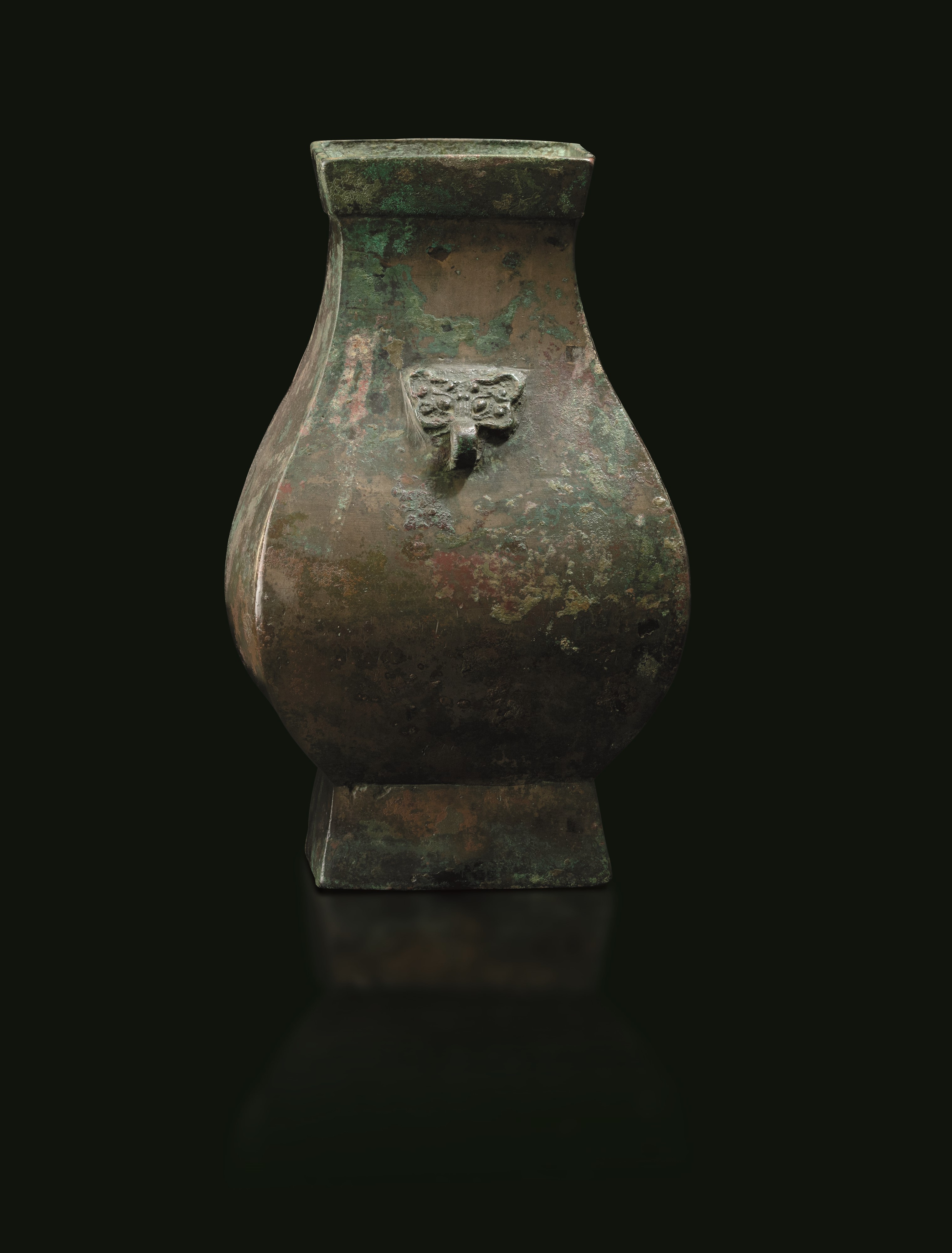 Vaso rituale hu, bronzo con decorazioni a maschere taotie, Cina, Dinastia Han (206 a.C - 220 d.C)