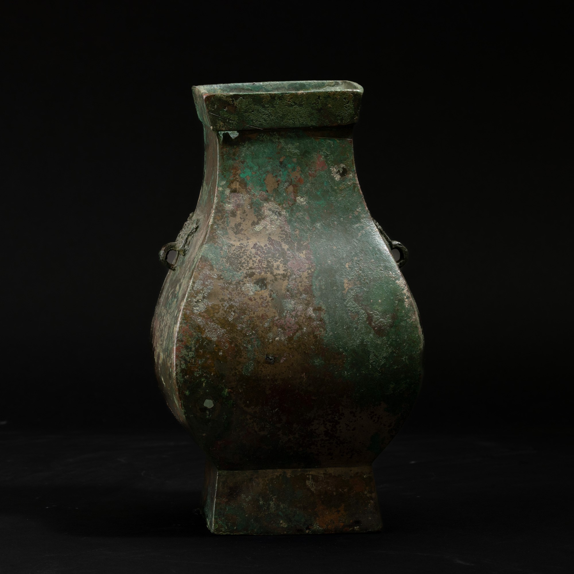 Vaso rituale hu, bronzo con decorazioni a maschere taotie, Cina, Dinastia Han (206 a.C - 220 d.C)