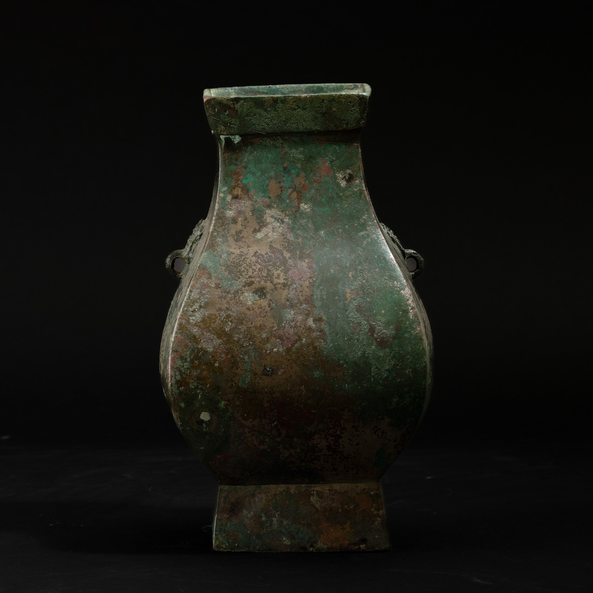 Vaso rituale hu, bronzo con decorazioni a maschere taotie, Cina, Dinastia Han (206 a.C - 220 d.C)