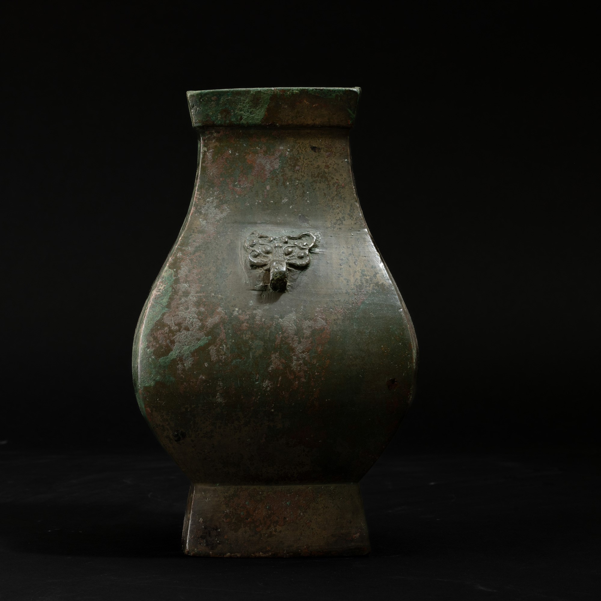 Vaso rituale hu, bronzo con decorazioni a maschere taotie, Cina, Dinastia Han (206 a.C - 220 d.C)