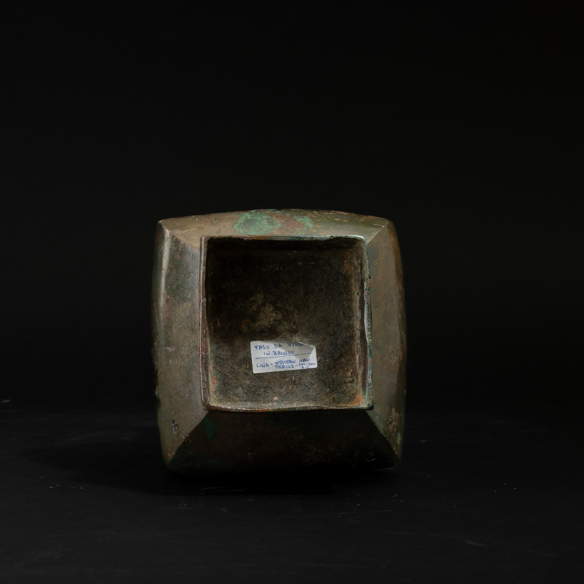 Vaso rituale hu, bronzo con decorazioni a maschere taotie, Cina, Dinastia Han (206 a.C - 220 d.C)