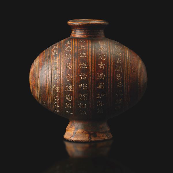 Giara cocoon in terracotta dipinta con iscrizioni, Cina, dinastia Han (206 a.C.-220 d.C.)
