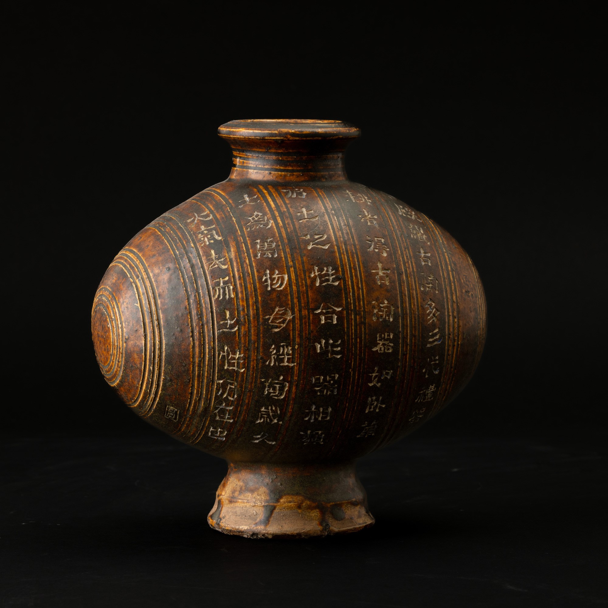Cina, Giara cocoon in terracotta dipinta con iscrizioni (dinastia Han, 206 a.C.-220 d.C.)