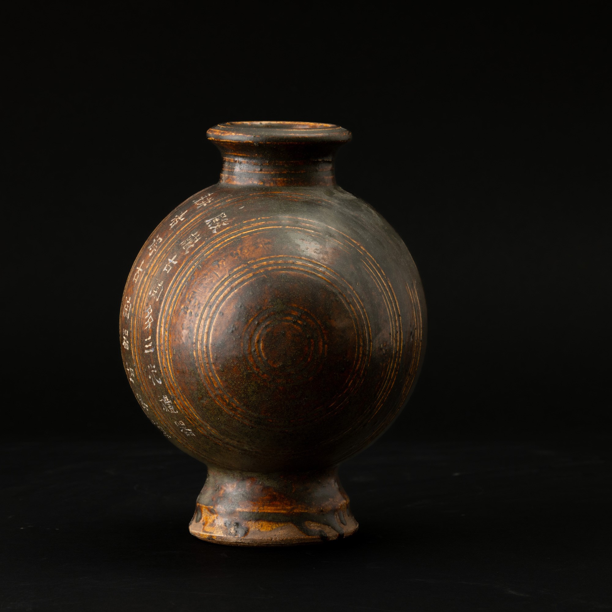 Cina, Giara cocoon in terracotta dipinta con iscrizioni (dinastia Han, 206 a.C.-220 d.C.)