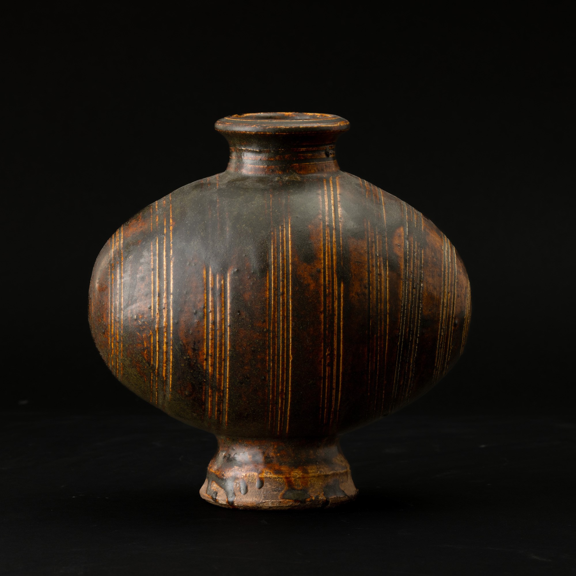 Cina, Giara cocoon in terracotta dipinta con iscrizioni (dinastia Han, 206 a.C.-220 d.C.)
