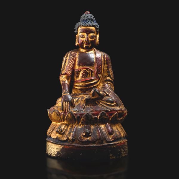 Figura di Buddha Amitayus seduto su doppio fiore dei loto in bronzo dorato con tracce di monocromia rossa, Cina, Dinastia Ming, fine XVII secolo