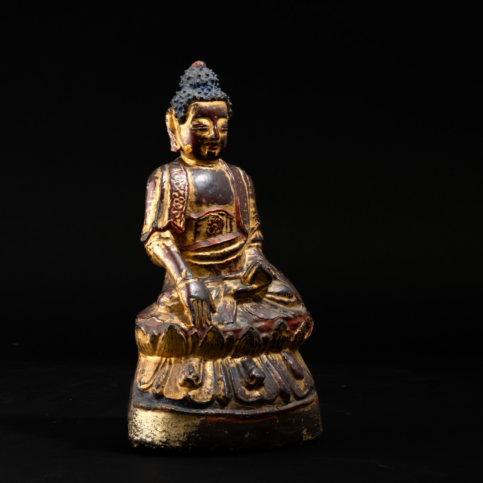 Figura di Buddha Amitayus, seduto su doppio fiore di loto, bronzo dorato con monocromia rossa (Ci...