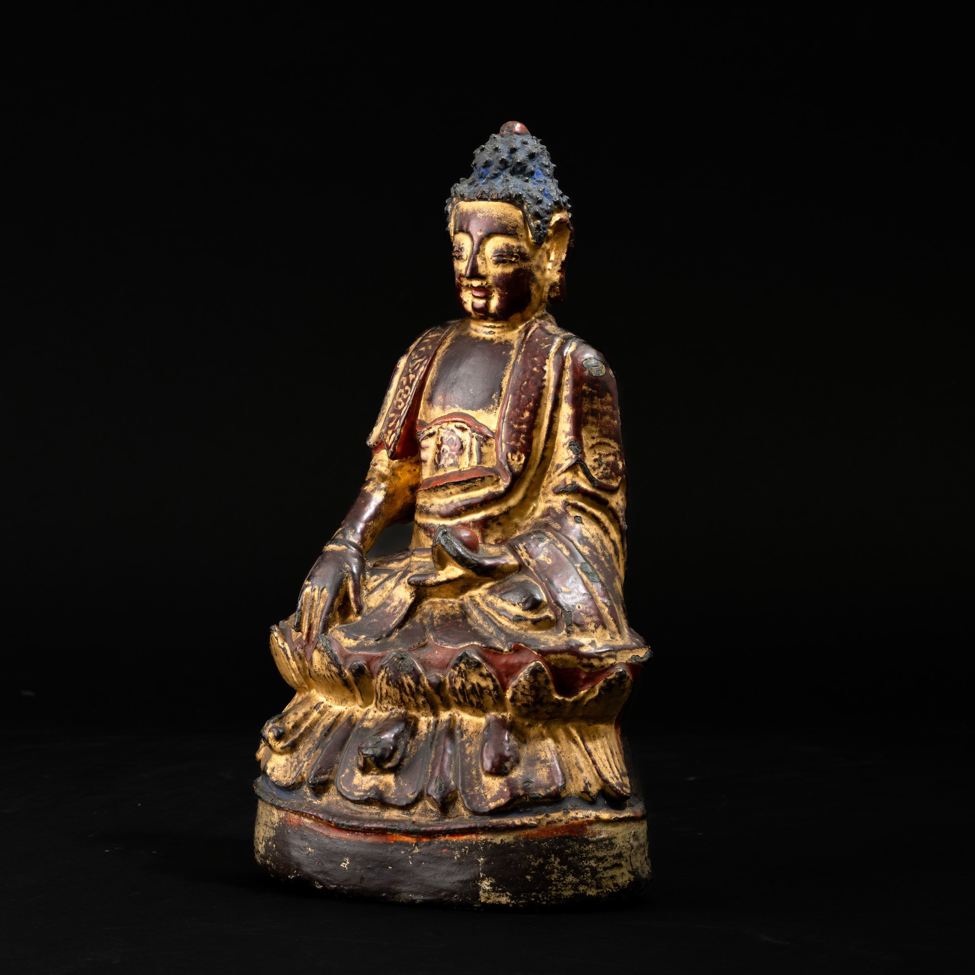 Figura di Buddha Amitayus, seduto su doppio fiore di loto, bronzo dorato con monocromia rossa (Ci...