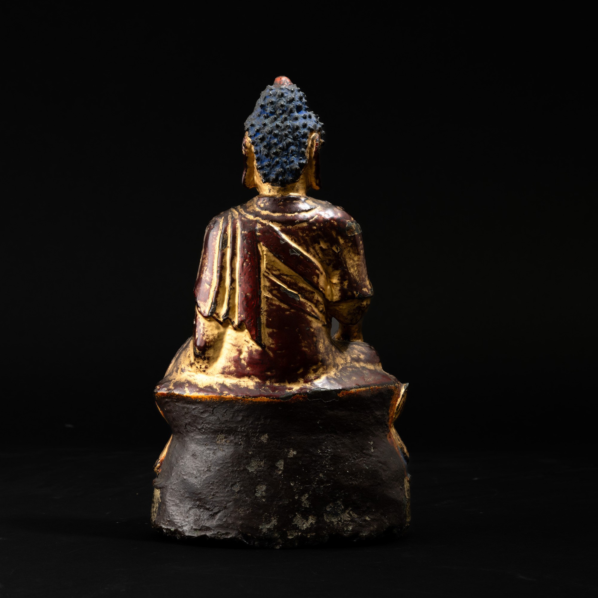Figura di Buddha Amitayus, seduto su doppio fiore di loto, bronzo dorato con monocromia rossa (Ci...