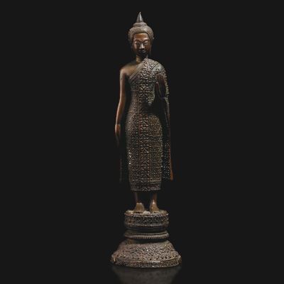 Thailandia, XIX secolo, Figura di Buddha stante in bronzo con decori a rilievo
