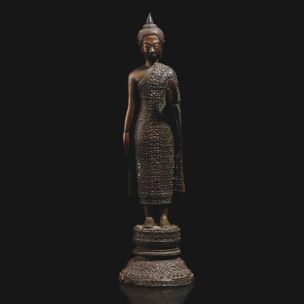 Figura di Buddha stante in bronzo con decori a rilievo, Thailandia, XIX secolo