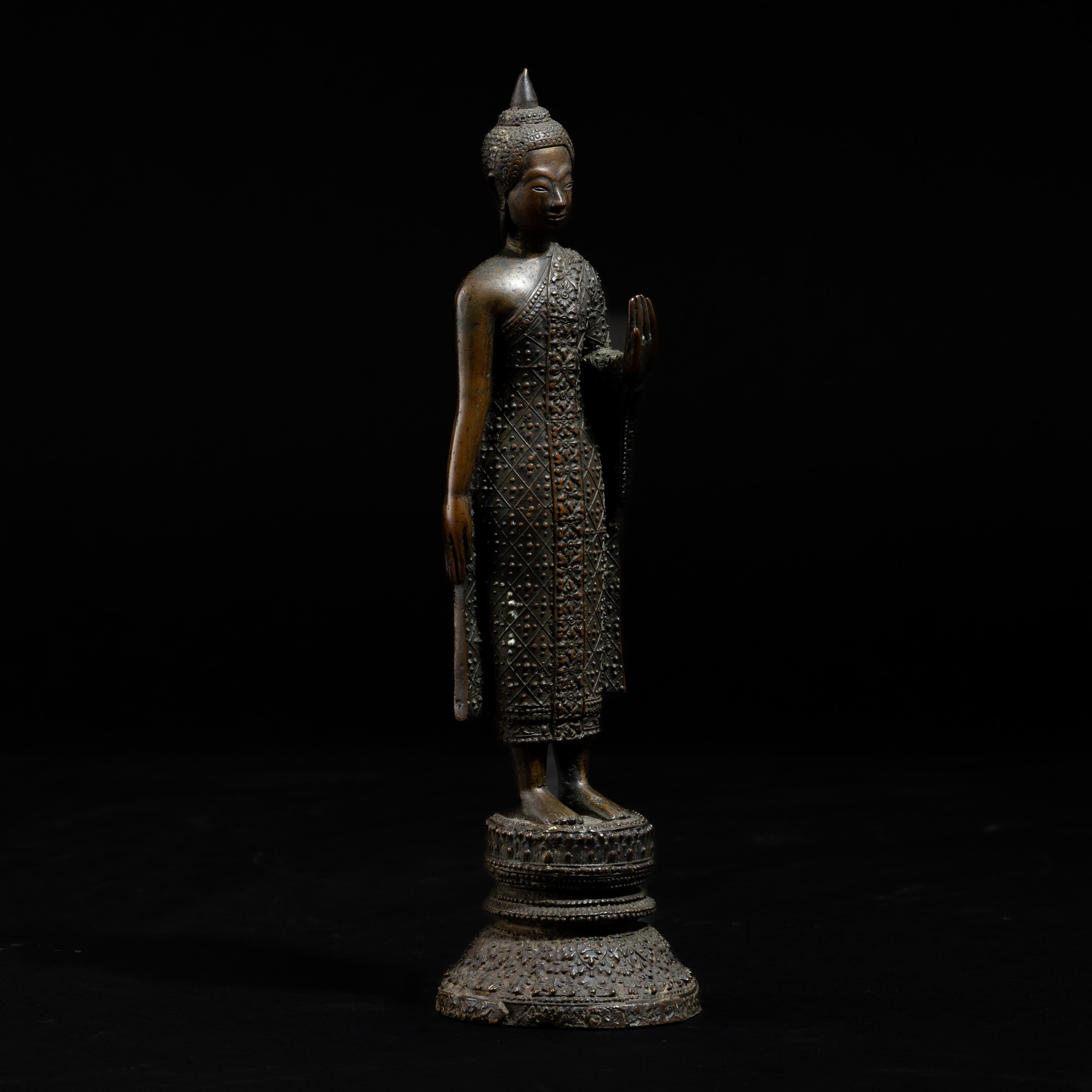 Thailandia, XIX secolo, Figura di Buddha stante in bronzo con decori a rilievo