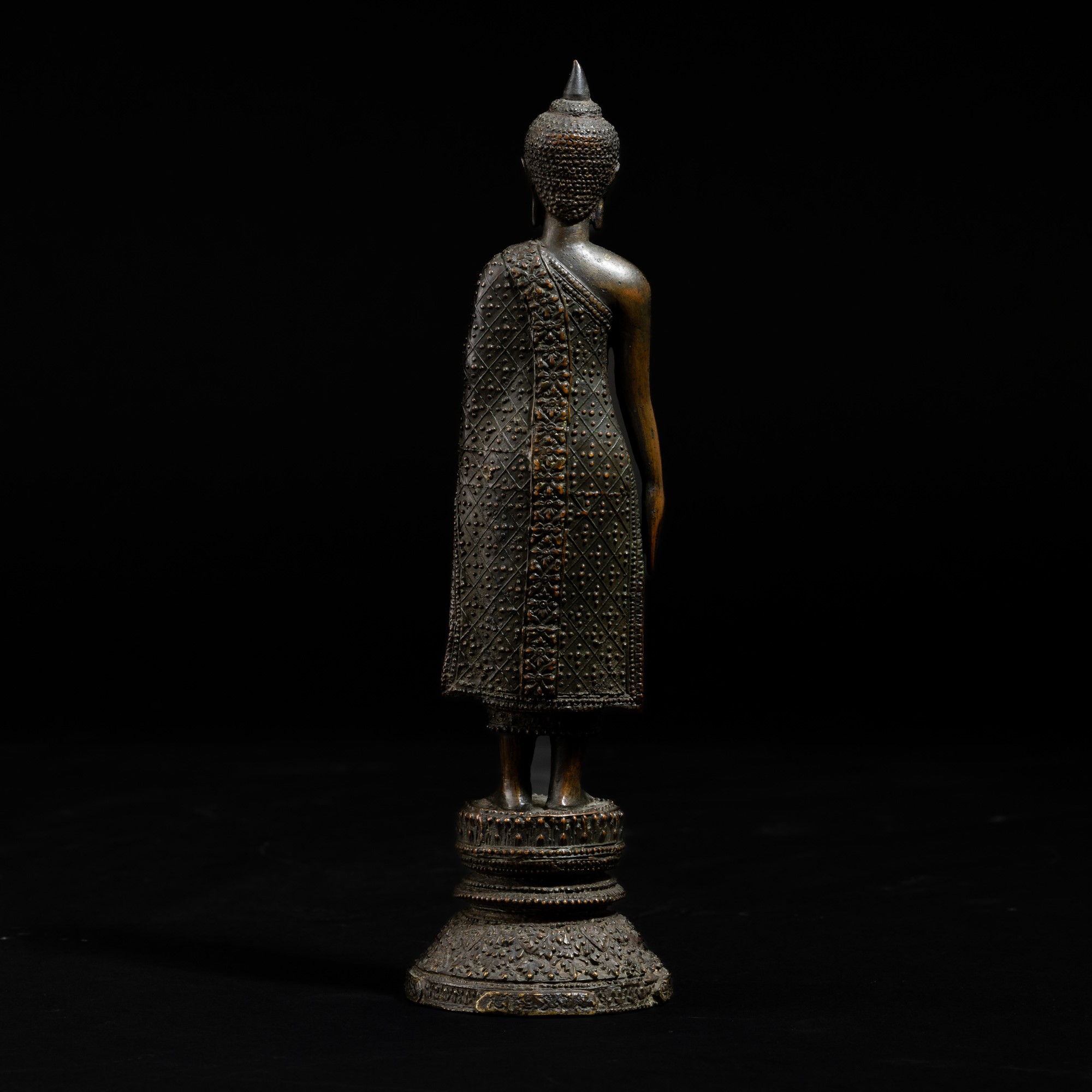 Thailandia, XIX secolo, Figura di Buddha stante in bronzo con decori a rilievo