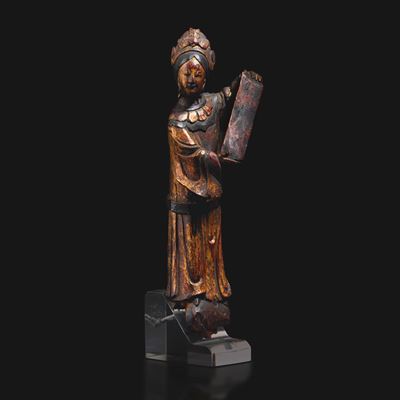 Figura di fanciulla, Cina, Dinastia Qing, XIX secolo, legno laccato con tracce di doratura