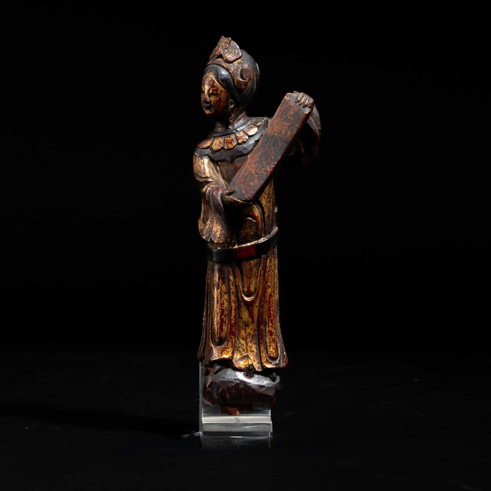 Figura di fanciulla, Cina, Dinastia Qing, XIX secolo, legno laccato con tracce di doratura