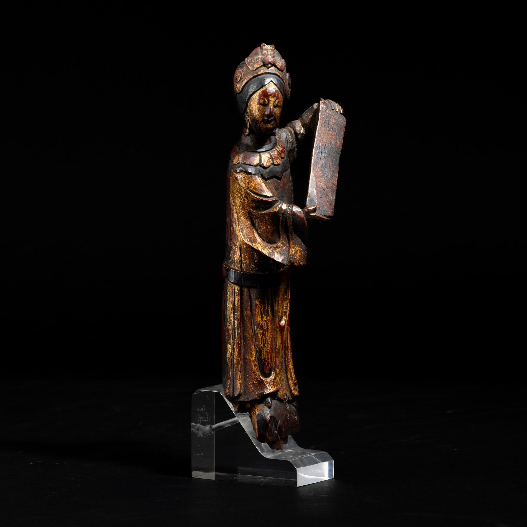 Figura di fanciulla, Cina, Dinastia Qing, XIX secolo, legno laccato con tracce di doratura
