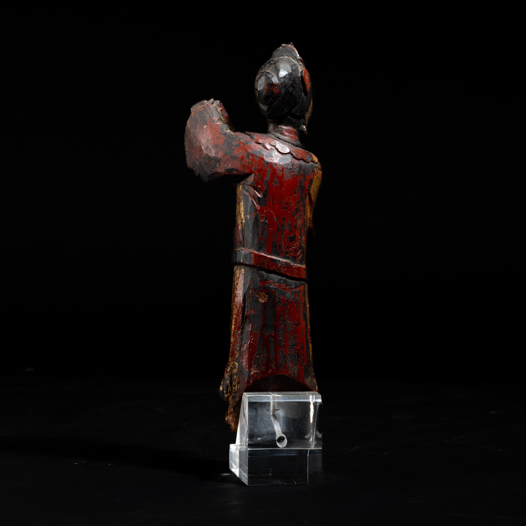 Figura di fanciulla, Cina, Dinastia Qing, XIX secolo, legno laccato con tracce di doratura