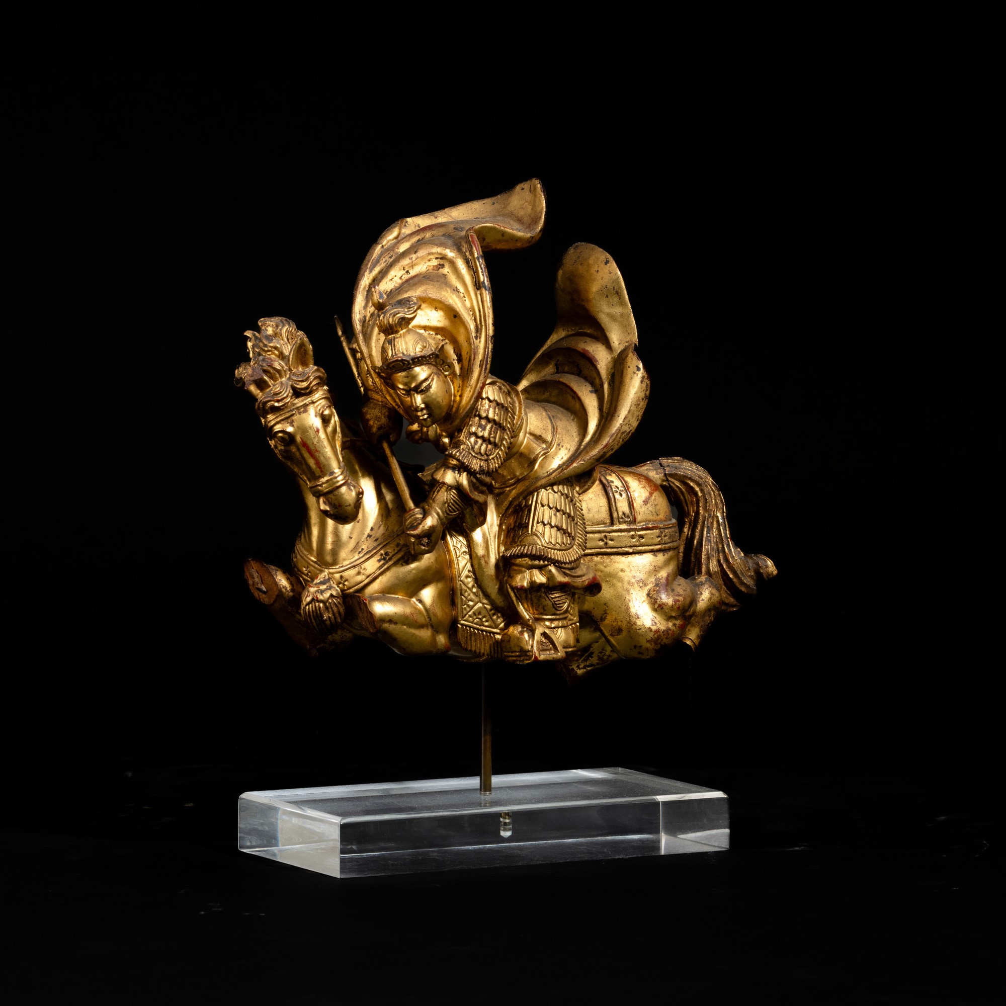 Figura di guerriero su cavallo, Cina, scultura lignea dorata con policromia, Dinastia Qing (fine ...