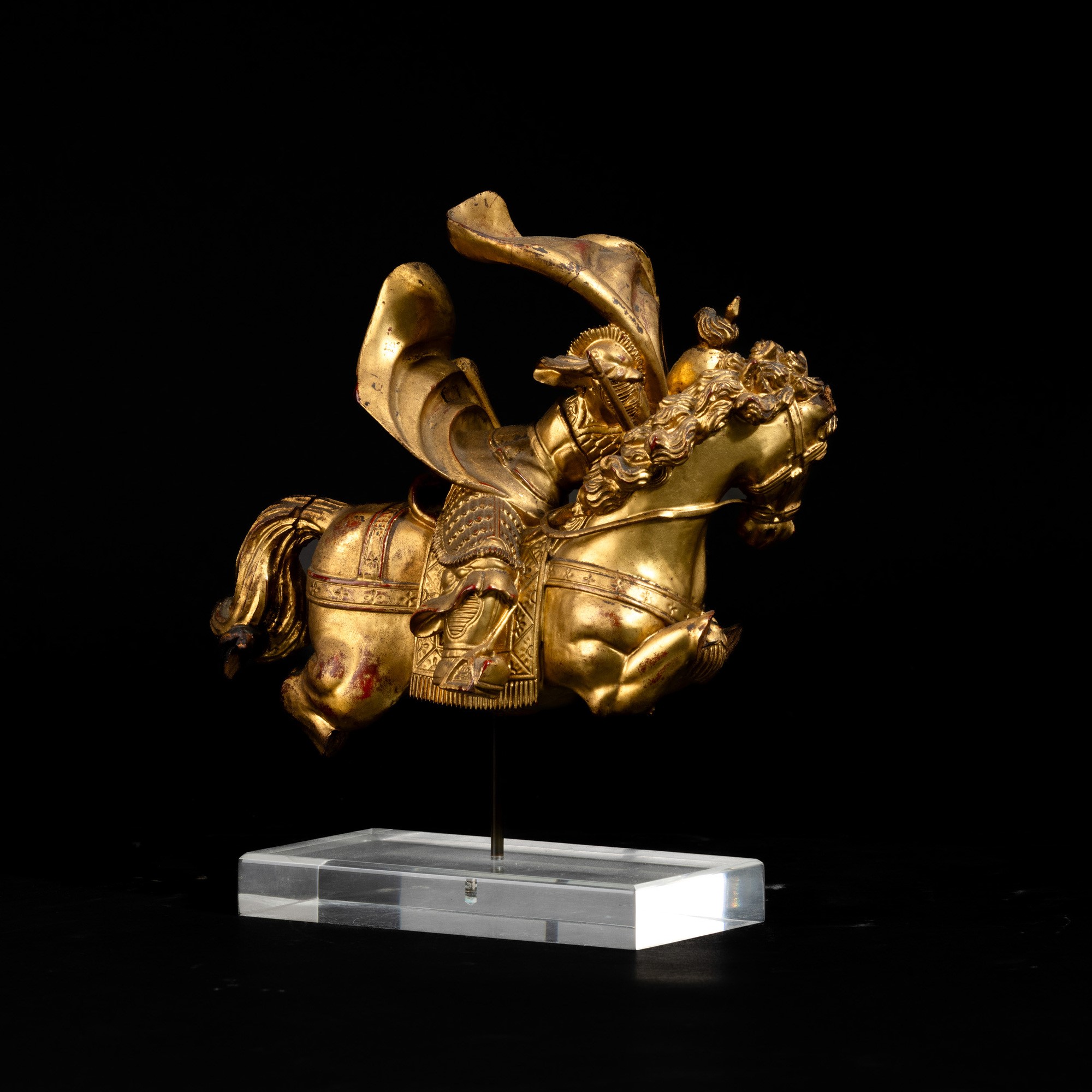 Figura di guerriero su cavallo, Cina, scultura lignea dorata con policromia, Dinastia Qing (fine ...