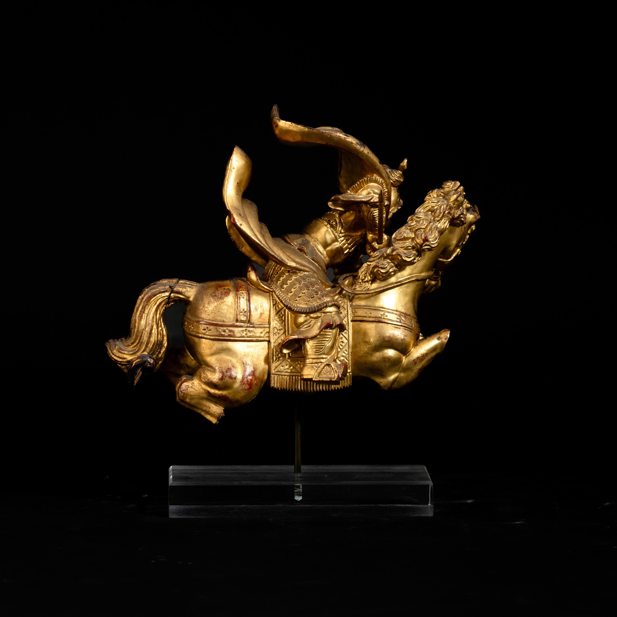 Figura di guerriero su cavallo, Cina, scultura lignea dorata con policromia, Dinastia Qing (fine ...