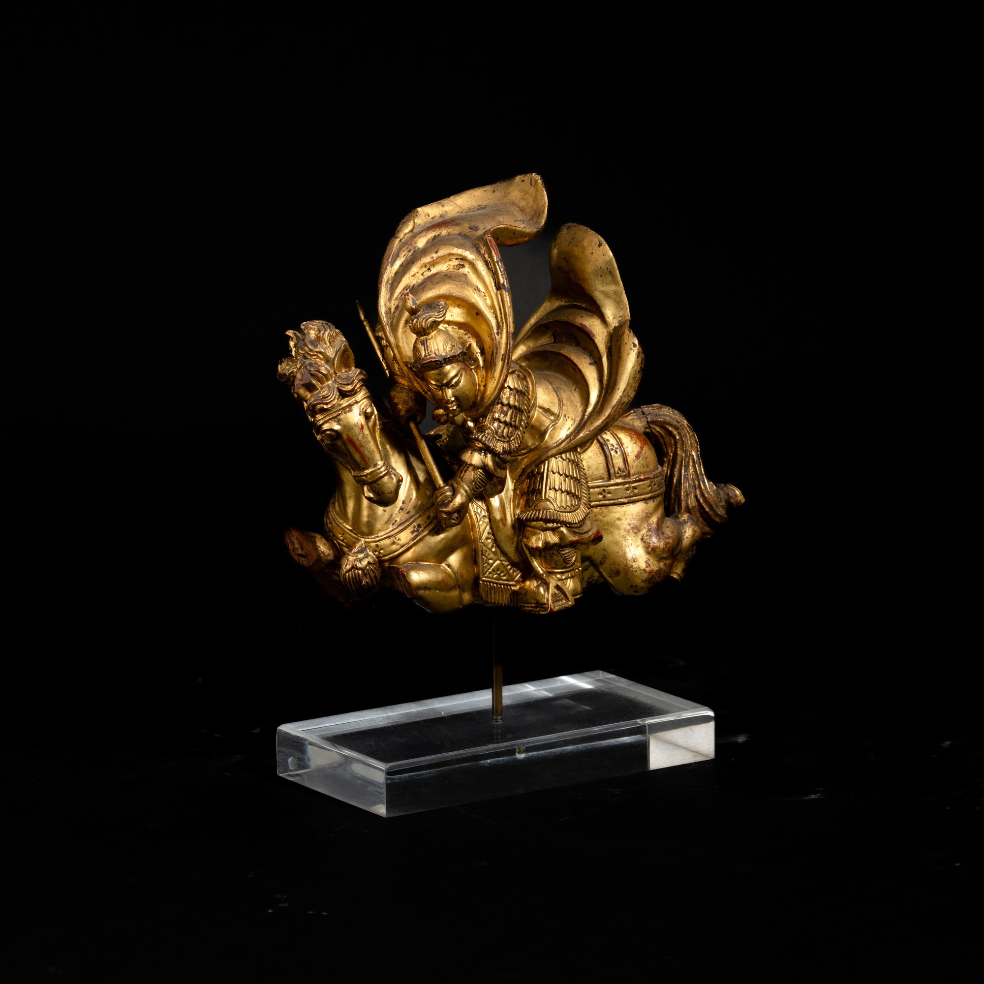 Figura di guerriero su cavallo, Cina, scultura lignea dorata con policromia, Dinastia Qing (fine ...